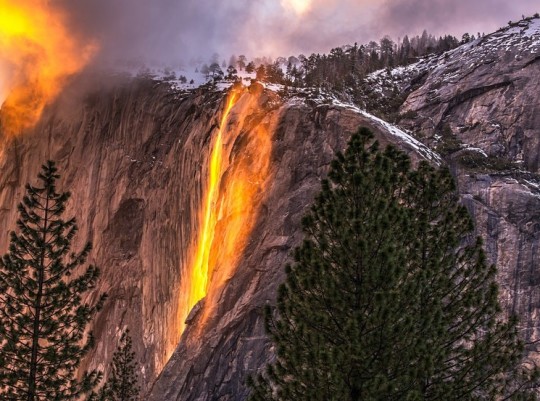 Látványos tűzesés a nemzeti parkban