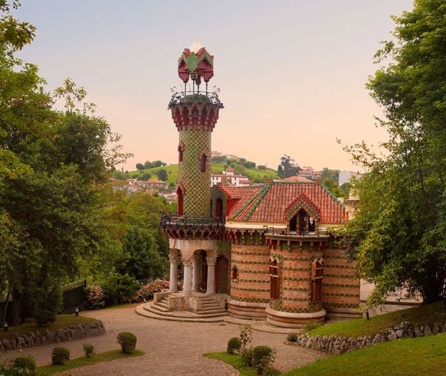  Antonio Gaudí tervezte El Capricho ház 
