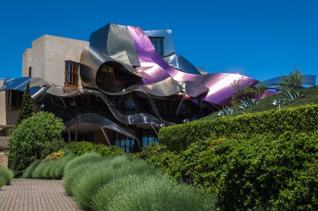 A Marques de Riscal pincészet extravagáns épülete