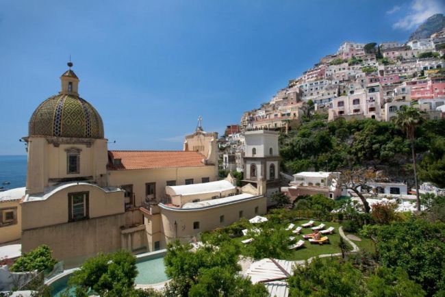 Medence és napozósarok, kilátással a Santa Maria Assunta-templomra