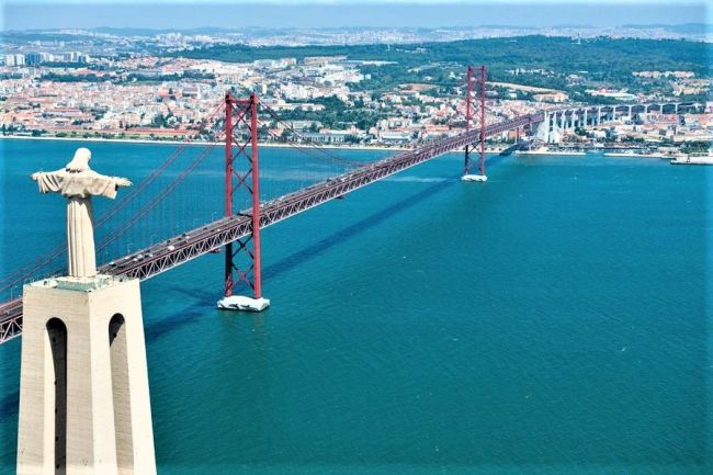 Krisztus Király szobor és az Április 25. híd 