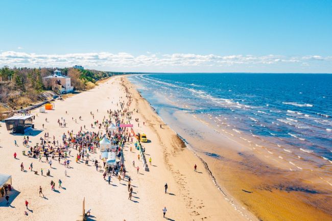 Végtelen homokdűnés tengerpart Jurmalánál