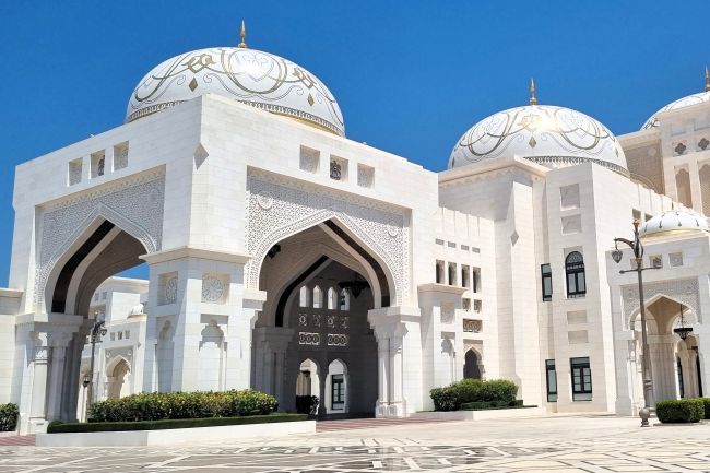 A Qasr al-Watan, az elnöki palota kívülről