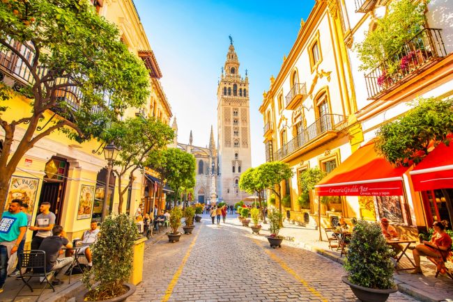 Sevilla és az ikonikus La Giralda torony