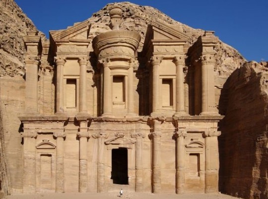 Jordánia: Petra és az ezerszínű sivatag - körutazás magyar idegenvezetővel 2026.05.12-16. Csoportos utazások, Tavaszi csoportos utak, Csoportos felfedezőutak, Csoportos egzotikus utak, Különleges ajánlatok, Gasztrotúrák, Felfedezőutak, Ázsia, Jordánia