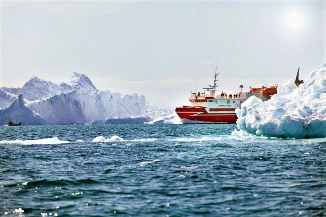 Hajó a jéghegyek között