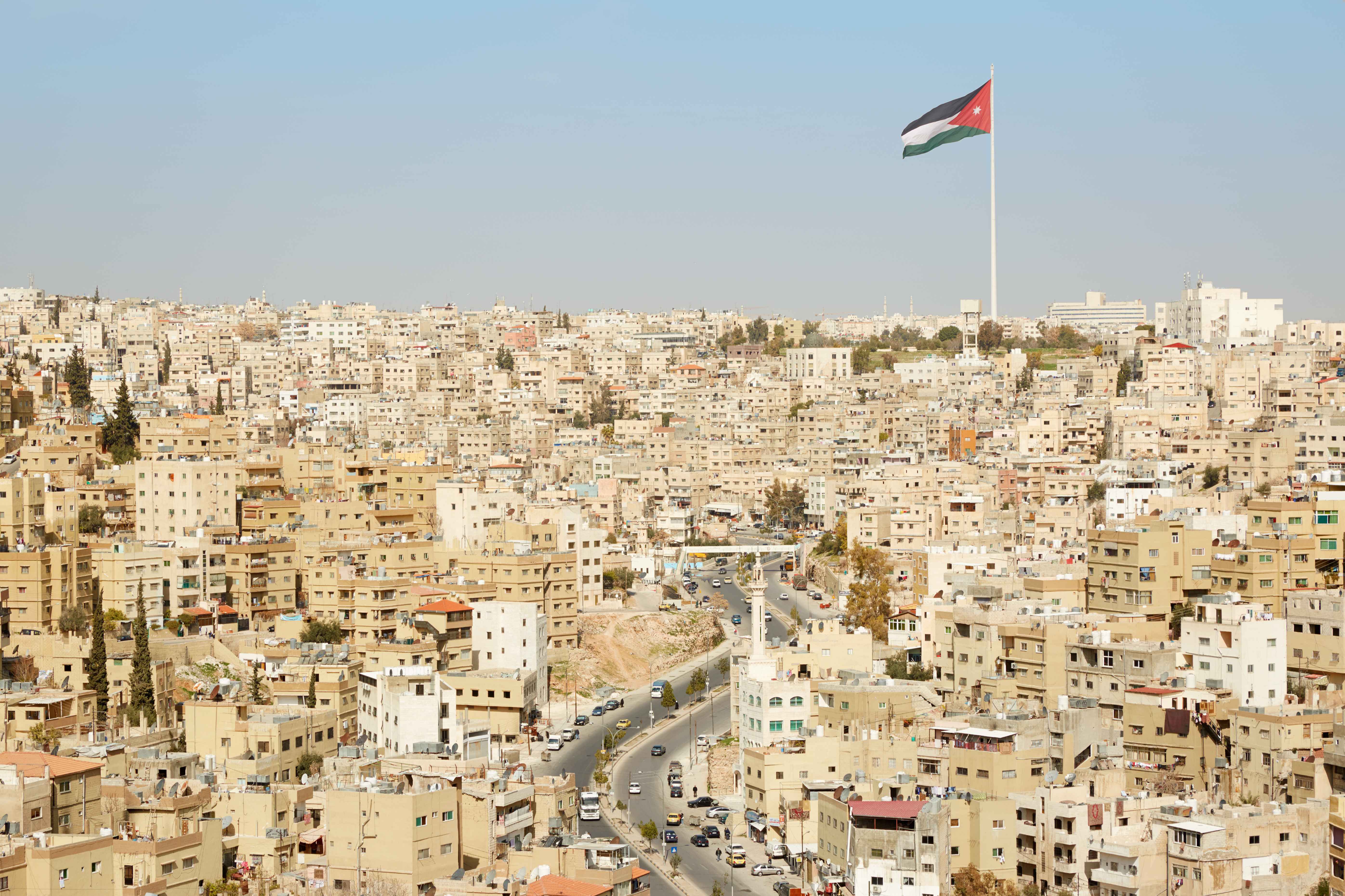 Amman látképe és a nemzeti lobogó