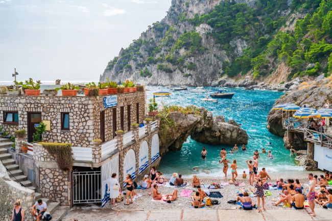 Fürdőzők az Amalfi-parton