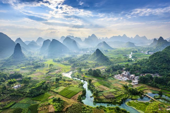 A Li-folyó mentén magasodó ikonikus kúpkarsztok Guilin festői vidékén.