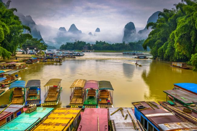 A Li-folyó mentén magasodó ikonikus kúpkarsztok Guilin festői vidékén.