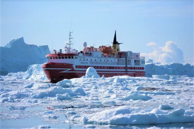 Az Arctic Umiaq Line Sarfaq Ittuq nevű hajója Grönland partjai mentén