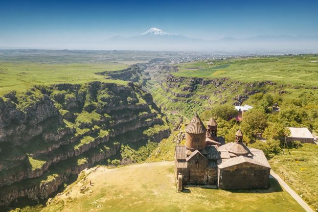 A zsoltárok kolostora, a háttérben az Aragats csúcsa
