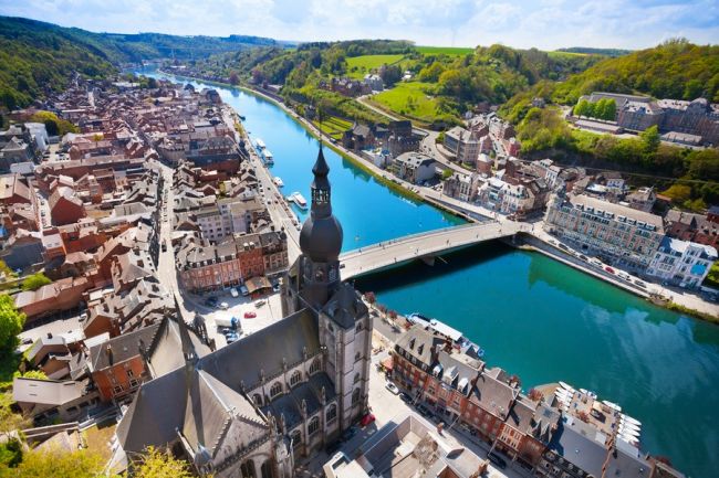 Dinant a Meuse folyó partján