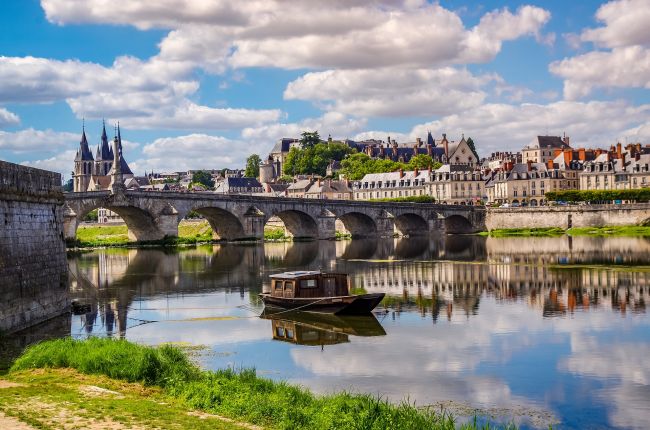 Blois látképe a Loire folyóról