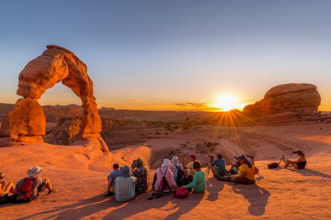 Túra a Delicate Arch sziklához napfelkeltekor 