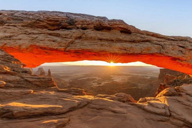 Canyonlands Nemzeti Parkban lévő Mesa Arch és a csodás panoráma