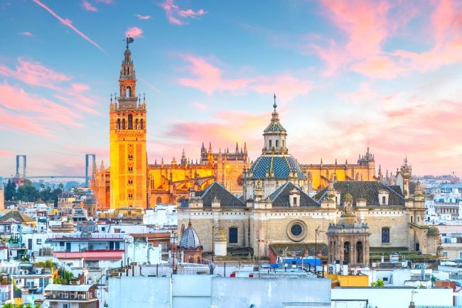 Sevilla és az ikonikus La Giralda torony