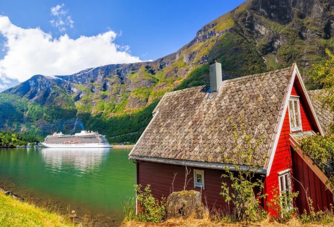 Cruise hajó a fjordban