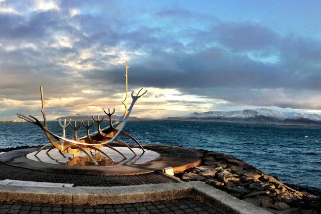 A Nap Utazó szobor Reykjavíkban a tengerparton