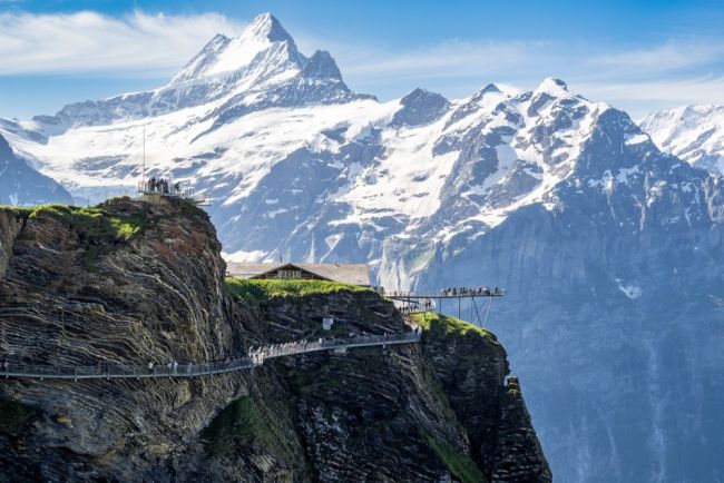Grindelwald First Cliff Walk acélpanoráma-ösvényen