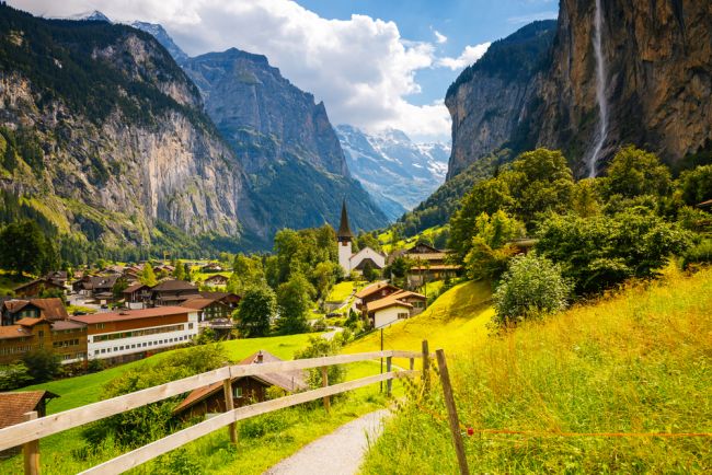 Lauterbrunnen híres tájképe, háttérben a Staubbach-vízesés 