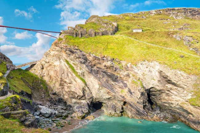 Merlin barlangja Tintagel vára alatt